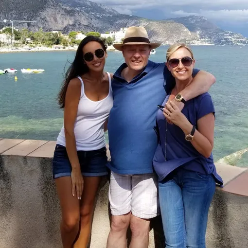 Алсу с врачом Олегом Бессом и его женой Ириной