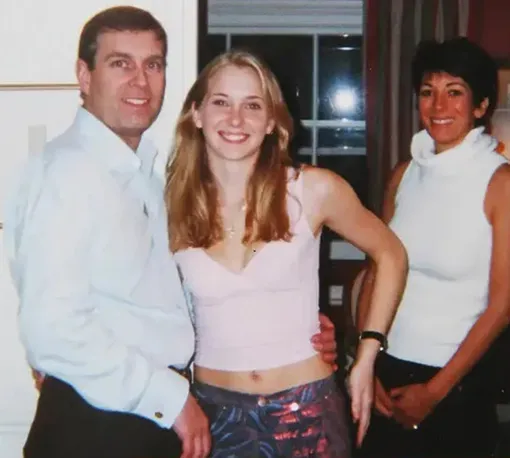 Принц Энрдю, Вирджиния Джуффре и Гислен Максвелл в 2001 году Принц Энрдю, Вирджиния Джуффре и Гислен Максвелл в 2001 году