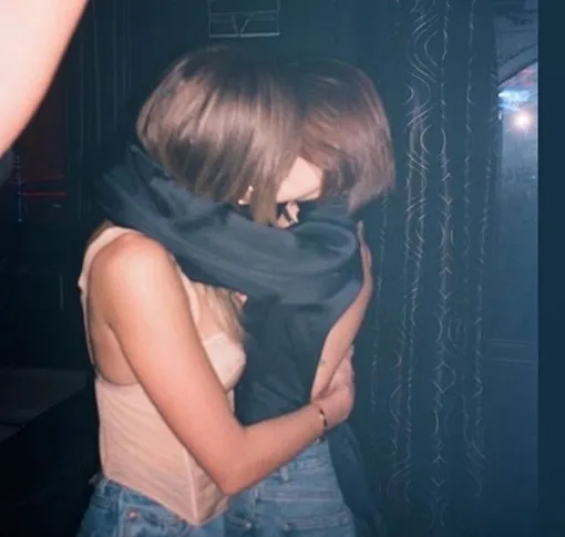 Кайя поцеловала подругу Хизер, которая призналась ей в любви Кайя поцеловала подругу Хизер, которая призналась ей в любви