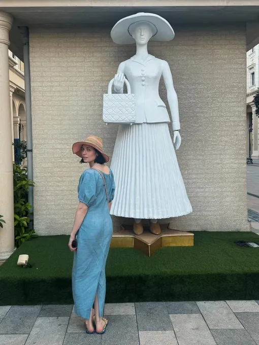 Юлия Снигирь возле скульптуры Lady Art