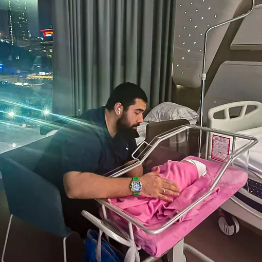 Jah Khalib со старшей дочерью Сафией Jah Khalib со старшей дочерью Сафией