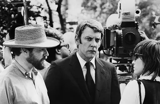 Джейн Фонда и Дональд Сазерленд с режиссером Аланой Пакулой