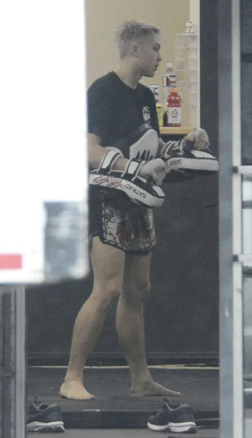 Нокс занимается тайским боксом