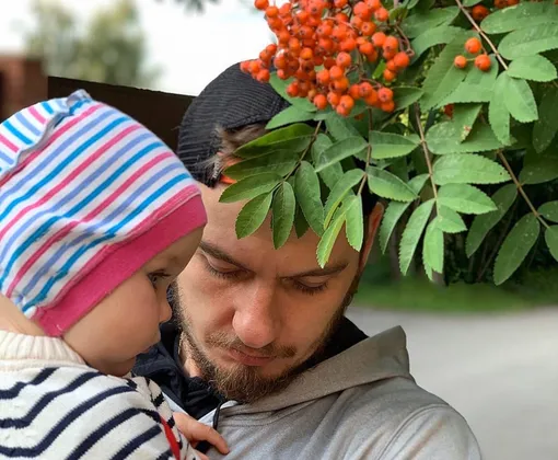 Муж Леры Кудрявцевой с маленькой дочерью Муж Леры Кудрявцевой с маленькой дочерью