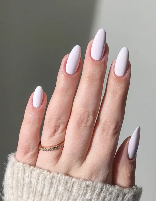 Молочно-лиловый оттенок будет эффектно смотреться как на длинных, так и на коротких ногтях