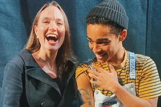 Анджелина Джоли поцеловала юношу, на теле которого обнаружила свой портрет Анджелина Джоли поцеловала юношу, на теле которого обнаружила свой портрет