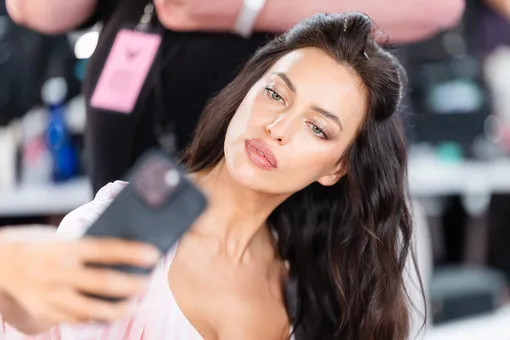 Глянец без фильтров: как повторить сочный макияж губ от Victoria’s Secret дома Глянец без фильтров: как повторить сочный макияж губ от Victoria’s Secret дома