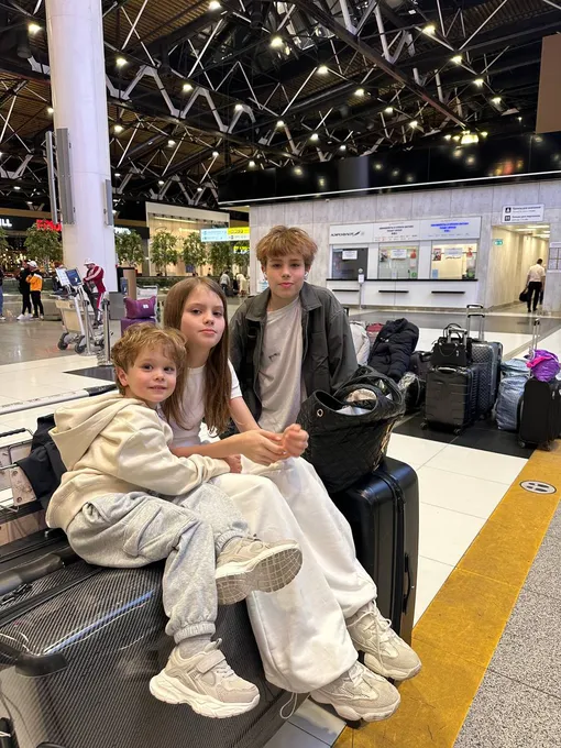 Елена Перминова отправилась в Париж с детьми Елена Перминова отправилась в Париж с детьми