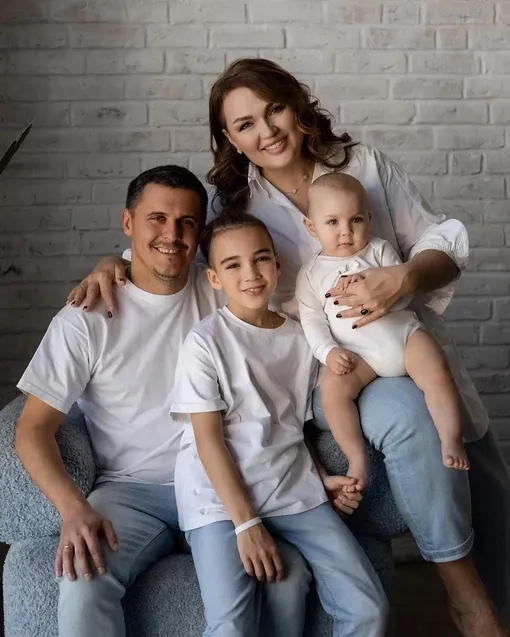 Надежда Ангарская с мужем и детьми