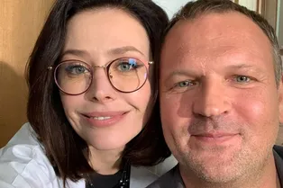 «Папа, это что?»: дочь актера сериала «Скорая помощь» Петра Баранчеева удивил его поцелуй в губы с Екатериной Волковой