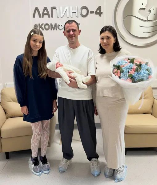 Даша Волохова с родителями и младшим братом Даша Волохова с родителями и младшим братом