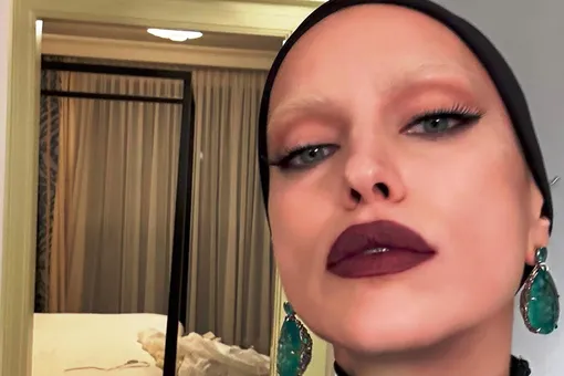 Ирина Шейк с высветленными бровями появилась на презентации культового календаря