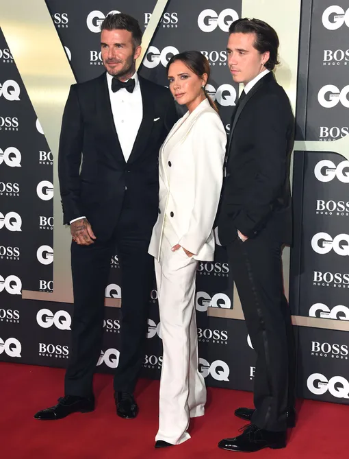 Дэвид и Виктория Бекхэмы с сыном Бруклином Дэвид и Виктория Бекхэмы с сыном Бруклином