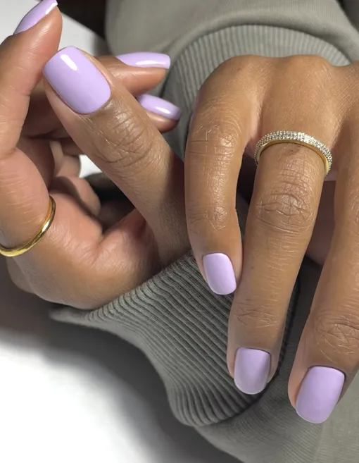 Молочно-лиловый оттенок на ногтях смотрится очень нежно и женственно