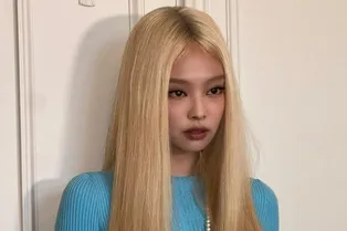 Дженни из BLACKPINK обвинили в грубом обращении с фанатами на Неделе моды в Париже Дженни из BLACKPINK обвинили в грубом обращении с фанатами на Неделе моды в Париже
