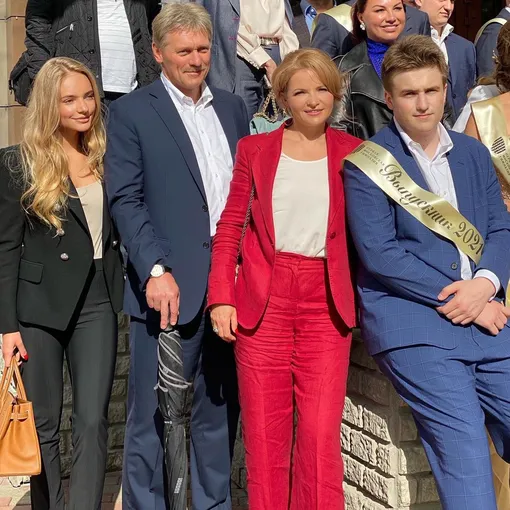 Елизавета Пескова с братом и родителями Елизавета Пескова с братом и родителями