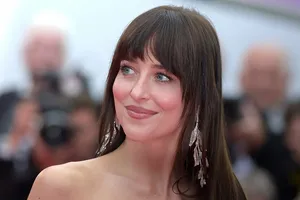 Дакоту Джонсон в бра и леггинсах поймали папарацци после комментариев пластического хирурга об изменении ее внешности Дакоту Джонсон в бра и леггинсах поймали папарацци после комментариев пластического хирурга об изменении ее внешности