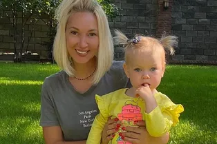 «Мне так удобно»: двухлетняя дочь Леры Кудрявцевой в коробке рассмешила звезду