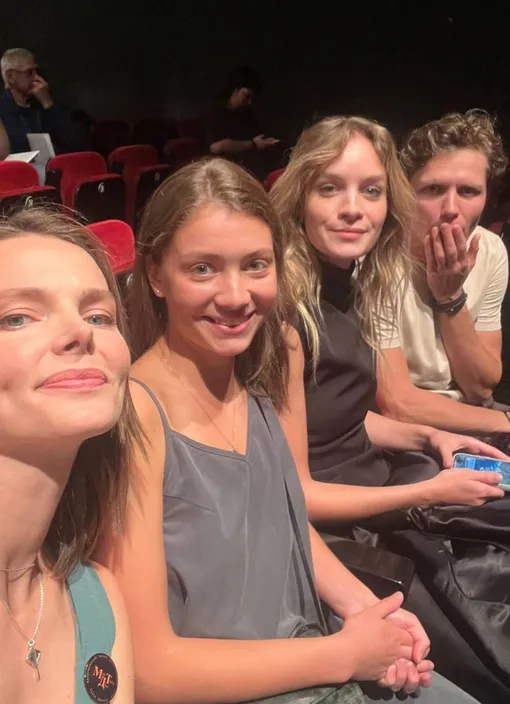 Елизавета Боярская с коллегами в зрительном зале МДТ