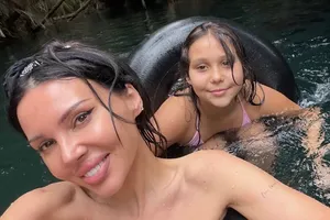 «Плаваем в джунглях»: Оксана Самойлова показала фигуру в откровенном бикини на отдыхе с детьми в Африке «Плаваем в джунглях»: Оксана Самойлова показала фигуру в откровенном бикини на отдыхе с детьми в Африке