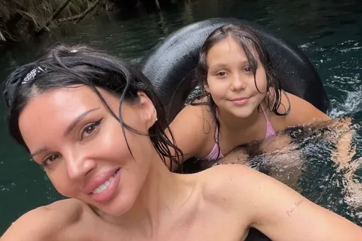 «Плаваем в джунглях»: Оксана Самойлова показала фигуру в откровенном бикини на отдыхе с детьми в Африке «Плаваем в джунглях»: Оксана Самойлова показала фигуру в откровенном бикини на отдыхе с детьми в Африке