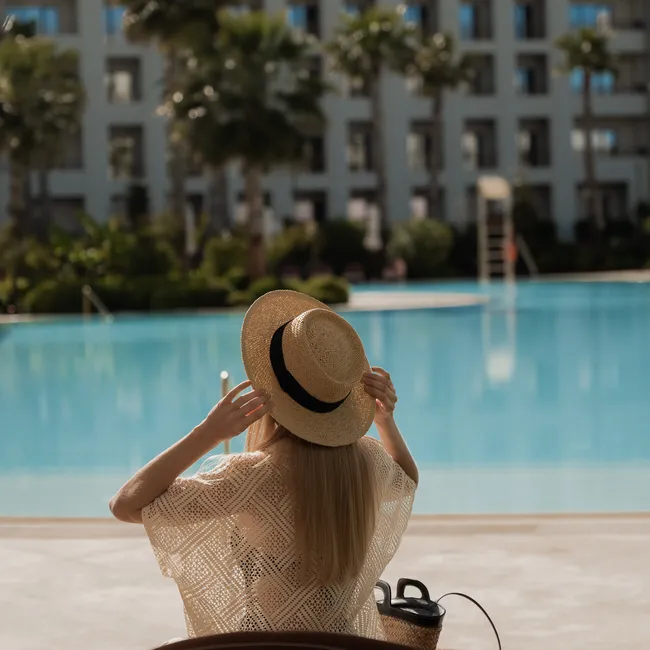 Микротоки, альгинатные маски, эндосфера: процедуры и косметика, которые лучше всего работают, когда ты в отпуске