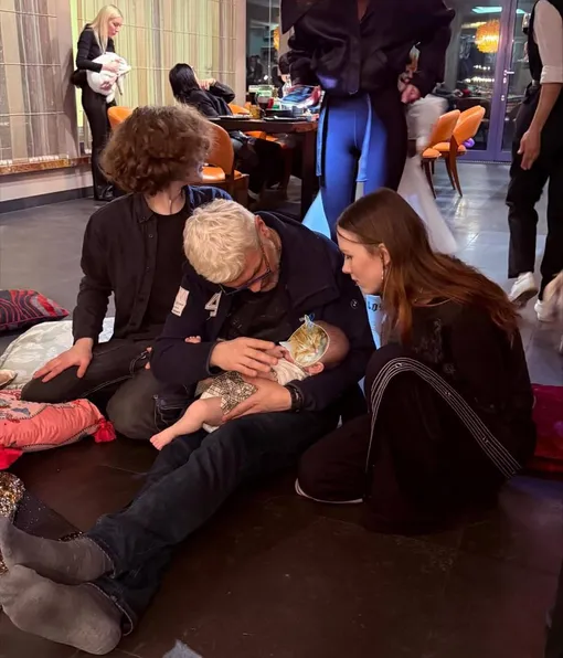 Родные режиссера с малышкой Родные режиссера с малышкой