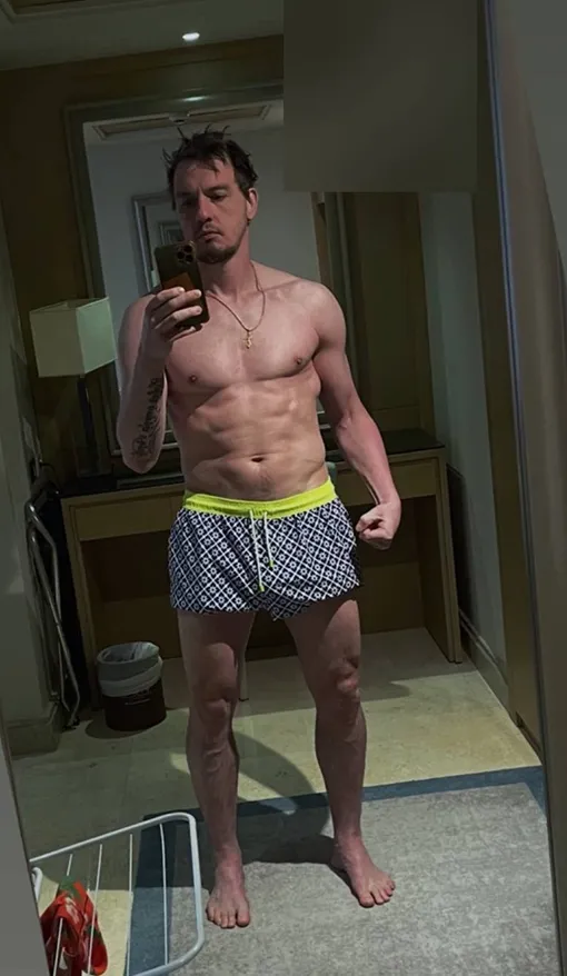 Игорь Макаров снялся с голым торсом