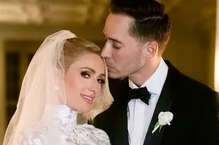 «У меня было 45 свадебных платьев, я старалась надеть как можно больше»: Пэрис Хилтон рассказала о торжестве