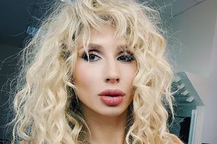 Голые плечи и бронзовый загар: Светлана Лобода в платье-бюстье снялась в Греции Голые плечи и бронзовый загар: Светлана Лобода в платье-бюстье снялась в Греции