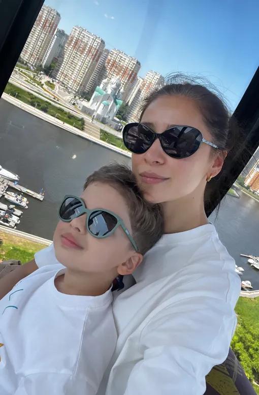 Равшана Куркова с сыном Гаспаром Равшана Куркова с сыном Гаспаром