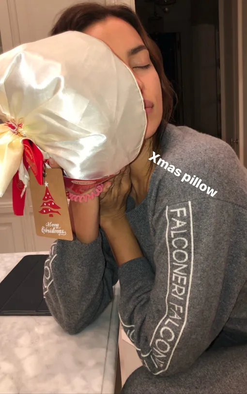 Шейк сделала вид, что спит, сидя за столом