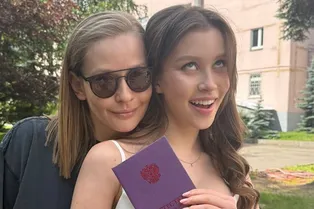 «Мамочкино счастье»: Юлия Пересильд поздравила дочь Анну с окончанием 9-го класса «Мамочкино счастье»: Юлия Пересильд поздравила дочь Анну с окончанием 9-го класса