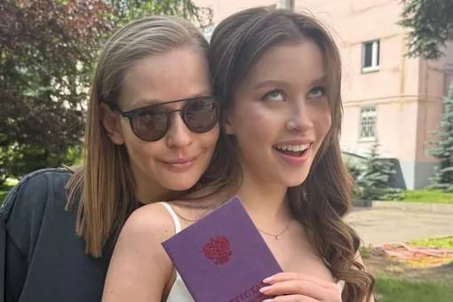 «Мамочкино счастье»: Юлия Пересильд поздравила дочь Анну с окончанием 9-го класса «Мамочкино счастье»: Юлия Пересильд поздравила дочь Анну с окончанием 9-го класса