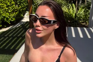 Внучка Александра Маслякова показала фигуру в купальнике с разрезами на курорте Внучка Александра Маслякова показала фигуру в купальнике с разрезами на курорте