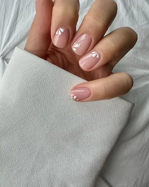 Цветы на ногтях всегда смотрятся очень женственно и по-весеннему