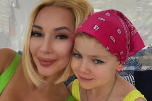 «Рыбачит в бассейне»: Лера Кудрявцева сняла дочь на отдыхе в Сен-Тропе «Рыбачит в бассейне»: Лера Кудрявцева сняла дочь на отдыхе в Сен-Тропе