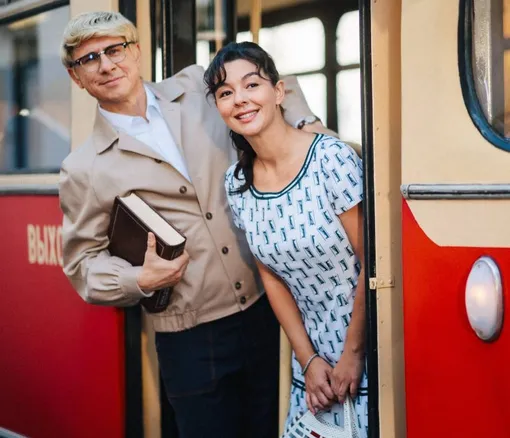 Шурик (Тимур Батрутдинов) и Нина (Марина Кравец) в комедии «Невероятные приключения Шурика»