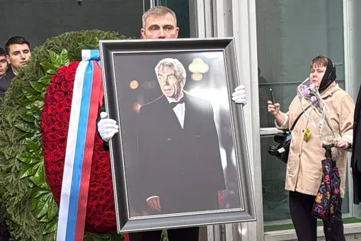 Гроб с телом Юрия Николаева вынесли из траурного зала Троекуровского кладбища под аплодисменты: видео