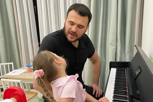 «Невероятно милая девочка»: Эмин с дочерью Афиной за фортепиано произвели фурор «Невероятно милая девочка»: Эмин с дочерью Афиной за фортепиано произвели фурор