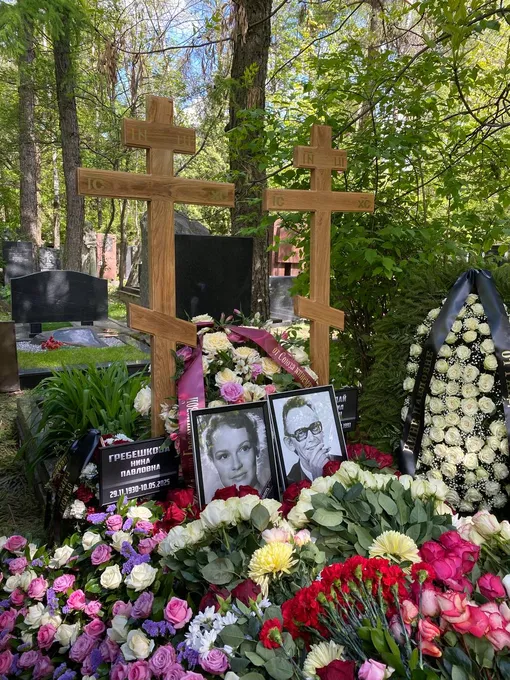 Нину Гребешкову похоронили рядом с Леонидом Гайдаем Нину Гребешкову похоронили рядом с Леонидом Гайдаем