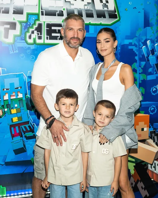 Александр Овечкин и Анастасия Шубская с сыновьями