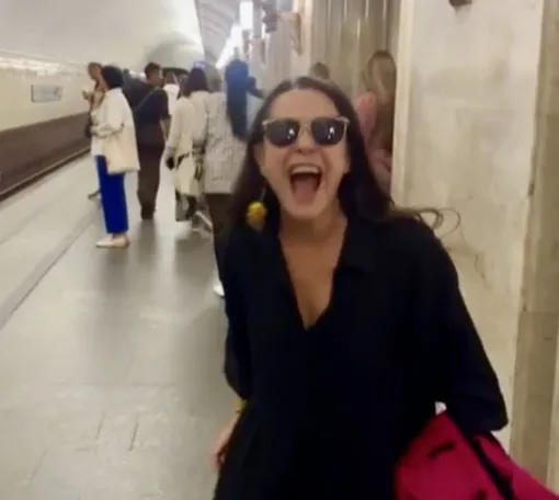 Луселия Сантус в московском метро