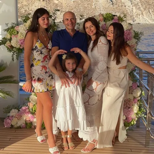 Игорь Крутой с женой, дочерьми и внучкой