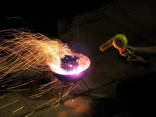 Для равномерного разжигания пламени освой простой лайфхак с феном – быстрый и удобный способ пожарить шашлык. Лайфхаки с феном