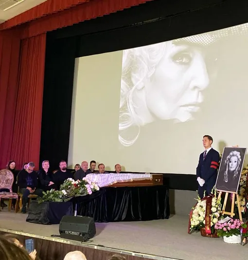 Гроб с тело Светланы Светличной на сцене Дома кино Гроб с тело Светланы Светличной на сцене Дома кино