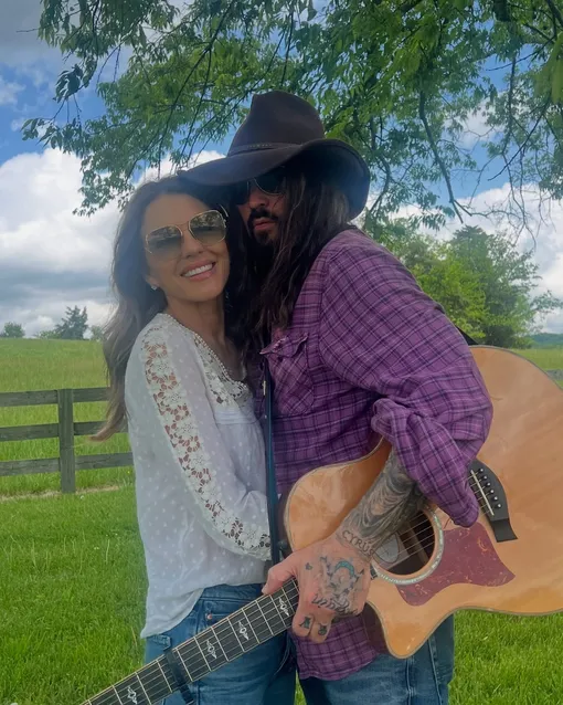 Элизабет Херли и Билли Рэй Сайрус познакомили детей Элизабет Херли и Билли Рэй Сайрус познакомили детей