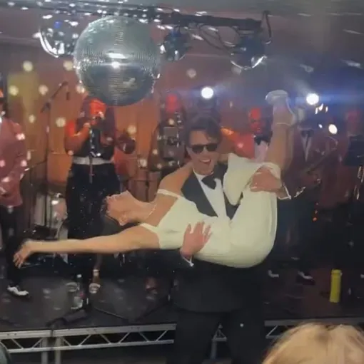 Первый танец молодоженов в ресторане Первый танец молодоженов в ресторане