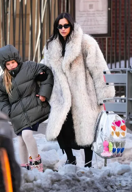 Ирина Шейк поддерживала дочь Лею под руку