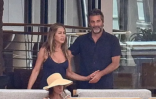 Дженнифер Энистон и Джим Кертис на яхте Дженнифер Энистон и Джим Кертис на яхте